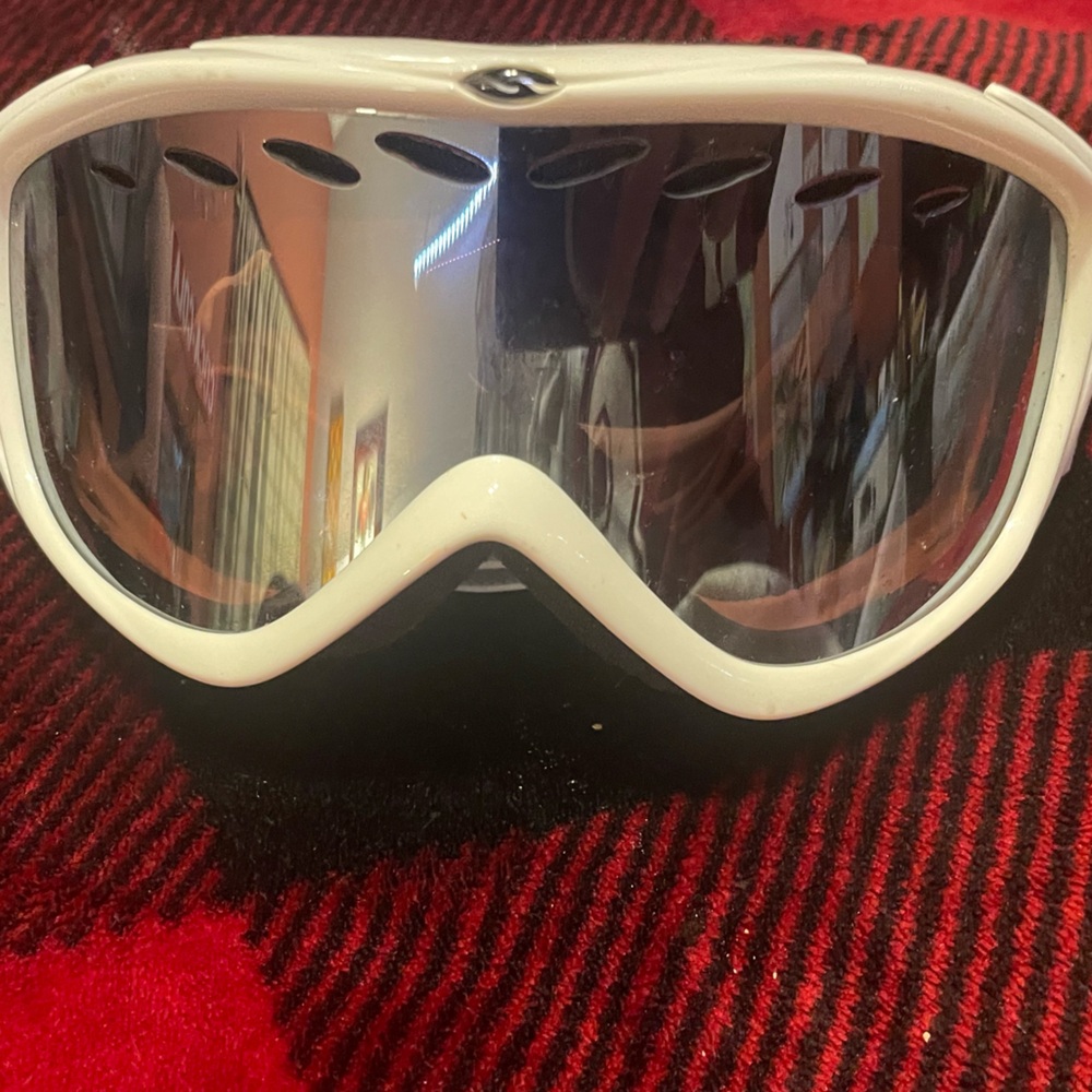 White Ski/Snow Boarding Goggles with Reflective Lens.